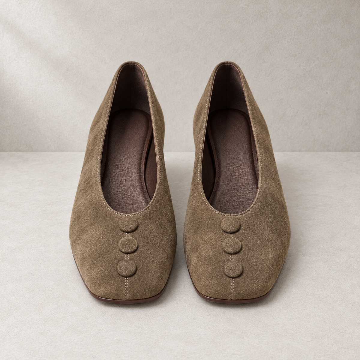 Ballerine in pelle scamosciata taupe con bottoni