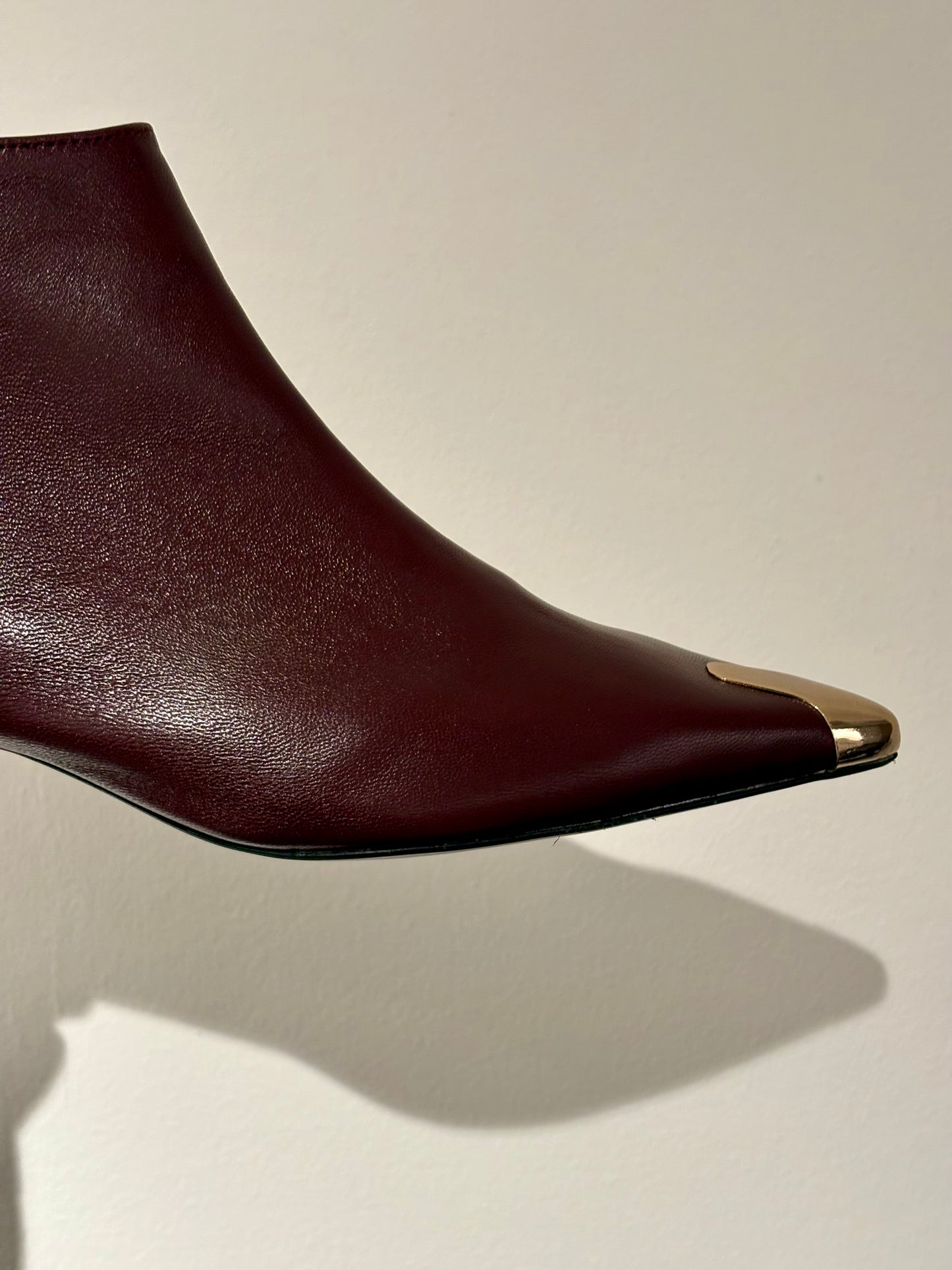 Stivaletto in nappa con dettaglio dorato