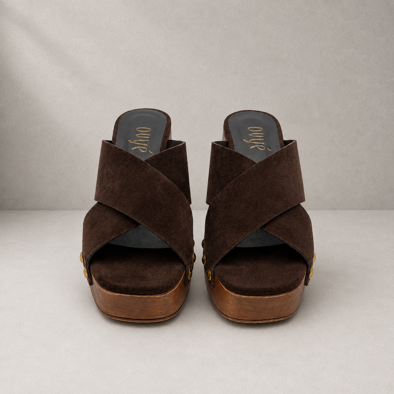 Zoccolo in Suede con Fasce Incrociate e Tacco in Legno