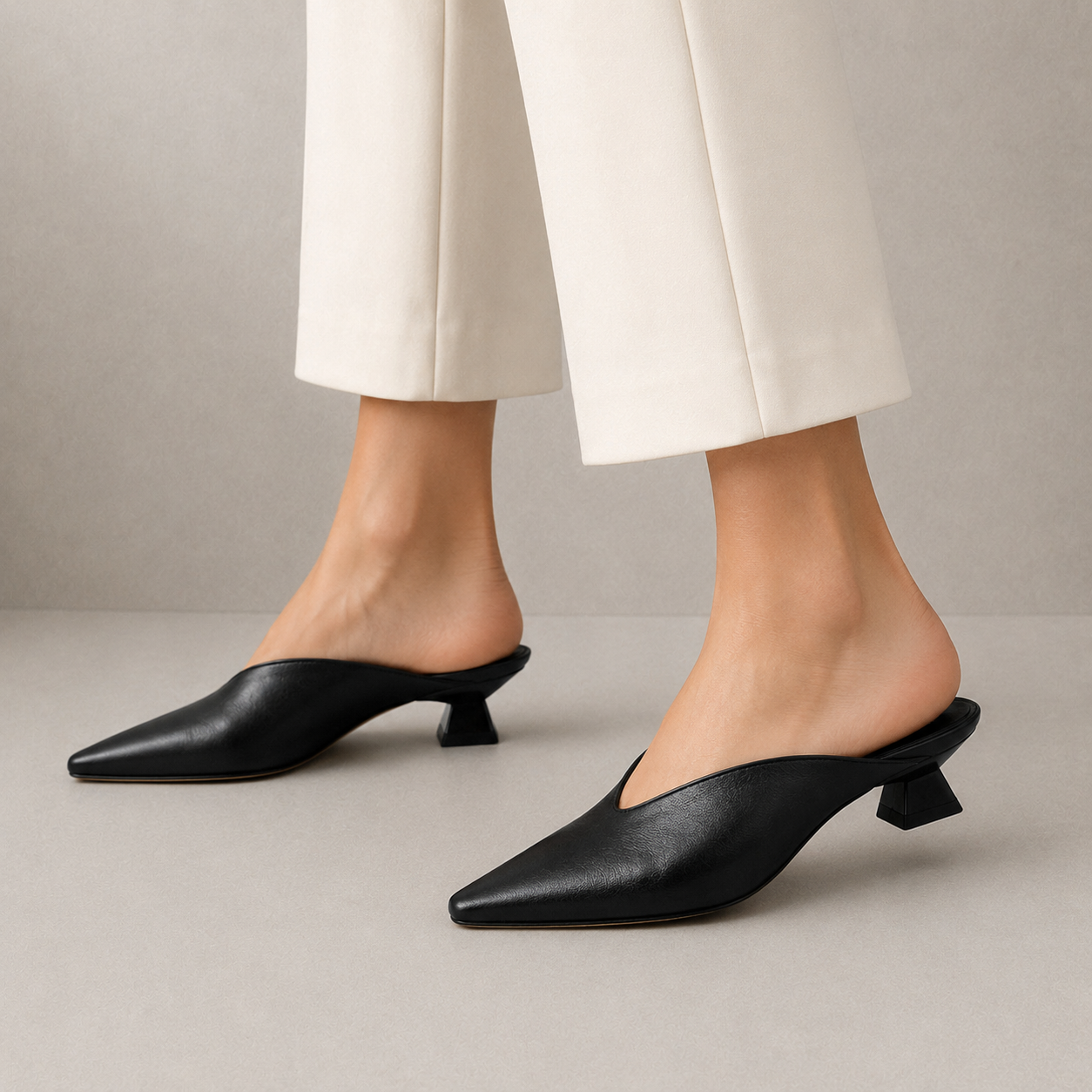 Mules in Pelle con Punta Affusolata e Scollo a V