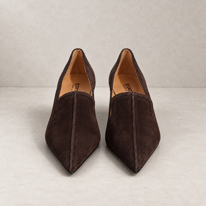 Décolleté in suede con tacco sagomato